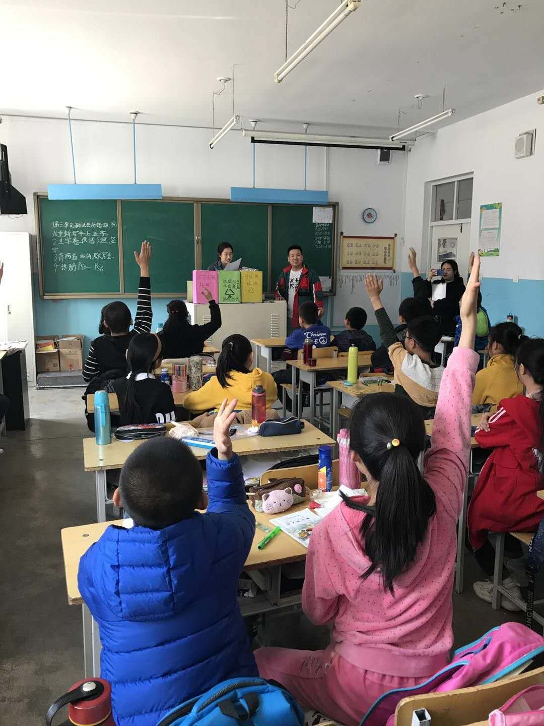 志愿者走进小学普及垃圾分类知识.jpg