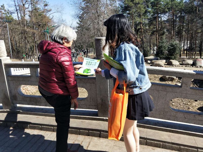 志愿者在街头发放垃圾分类宣传单.jpg