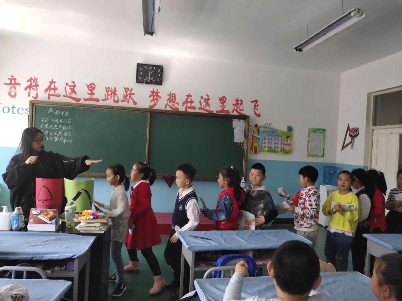 志愿者走进小学教授垃圾分类方法.jpg